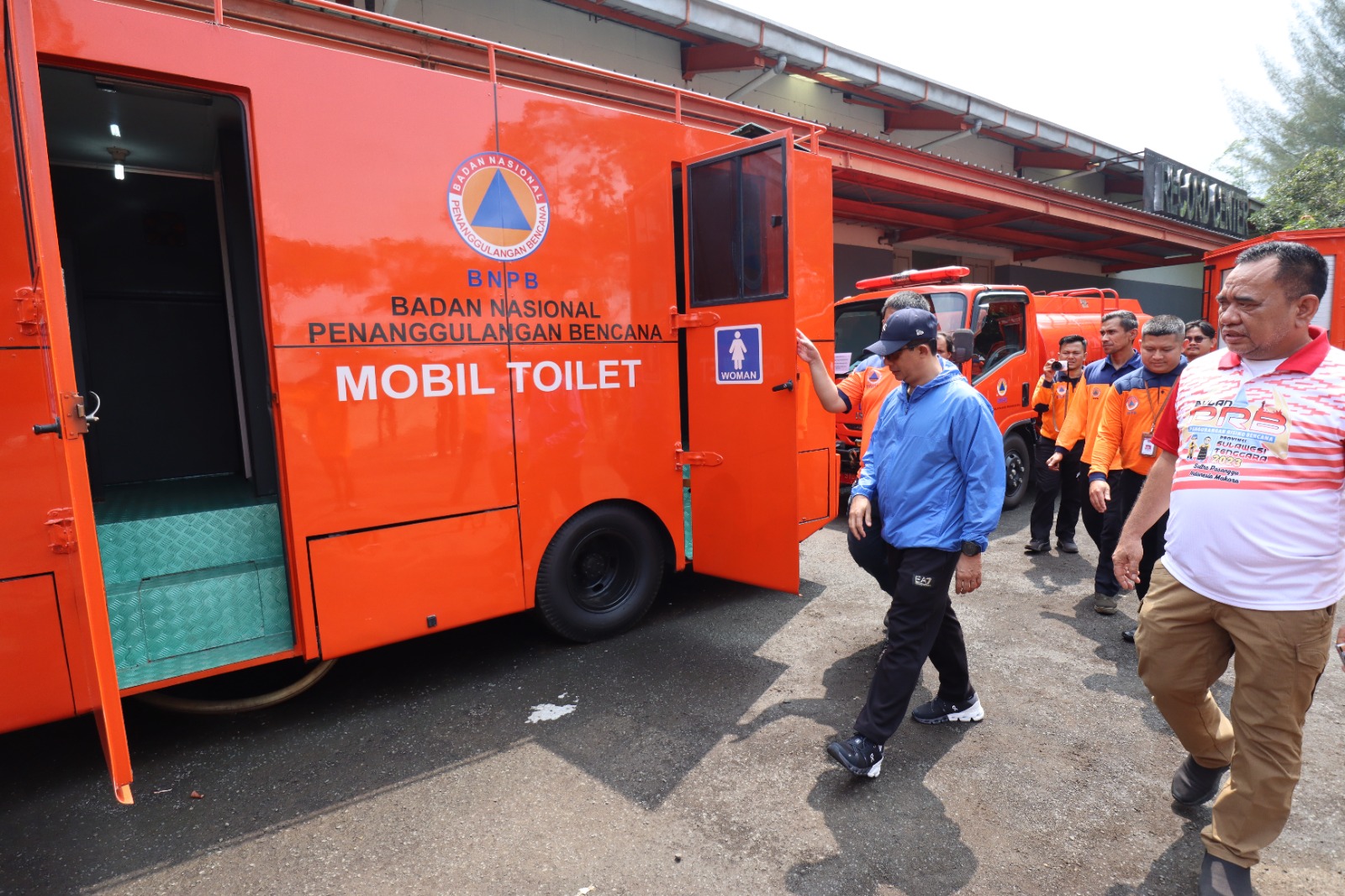 Kepala Badan Nasional Penanggulangan Bencana (BNPB) Letjen TNI Suharyanto, S.Sos., M.M (jaket biru) melihat mobil toilet umum milik BNPB di Gedung Logistik dan Peralatan BNPB, Kawasan INA DRTG Sentul, Kabupaten Bogor, Jawa Barat pada Jumat (8/12).